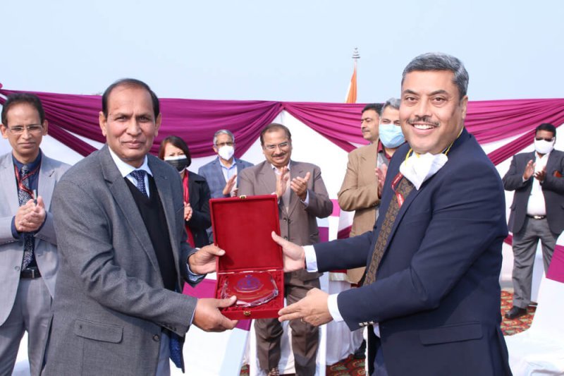 Shri Surjit Bhujbal (presently, Member, Central Board of Indirect Taxes) presenting Momento to Dr. K. R. Madhar in New Customs House, New Delhi.